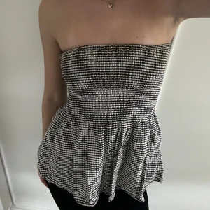 Volangkjol CUBUS - Säljer denna volangkjol från Cubus som även går att ha som topp. Andra bilden är lånad. Använd ett par gånger💕