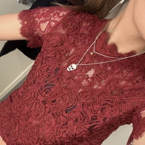 Röd spetstopp - Säljer denna fina spetstopp ❤️(första bilden är lånad)