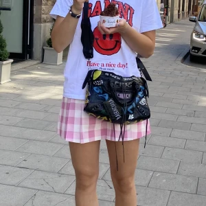 Rutig kjol - Säljer denhär supersöta rutiga kjolen från Zara. 💕💘  Den har små inbyggda shorts vilket är smart och bekvämt!! Storlek M men sitter bra på mig som brukar ha S eller M i kjolar. Den är använd 2 gånger.