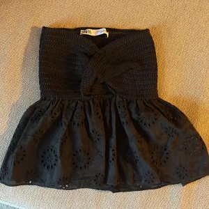 Svart tubtopp från Zara - Populär topp från zara. Sparsamt använd.