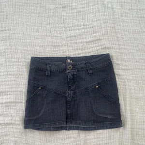 Mini kjol - Underbar mini kjol i jeans!  midjemått: 70cm 