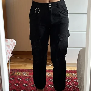 cargo byxor - svarta högmidjade cargo byxor från bershka med resår vid anklarna 🤍