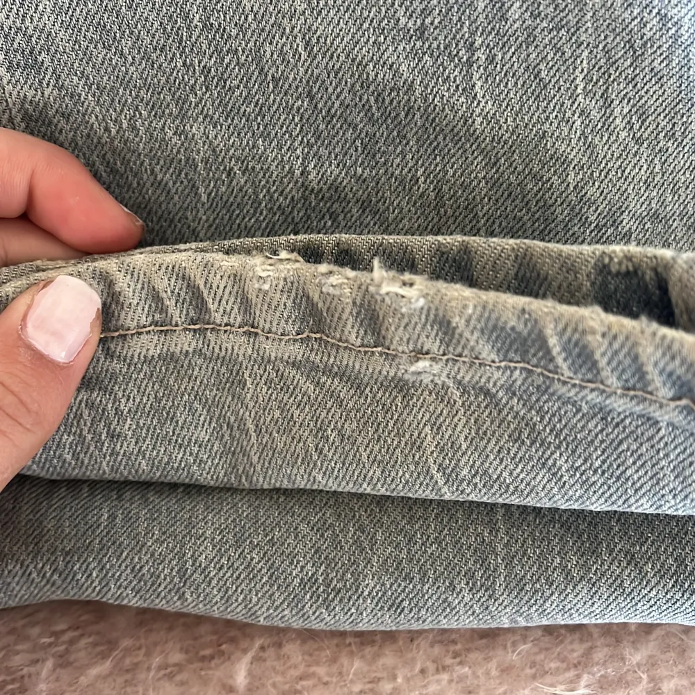 Säljer dessa super snygga gråa zara jeans då dem e för små.  Lite slitna vid fötterna ( bild 3 ) annars som nya.. Jeans & Byxor.