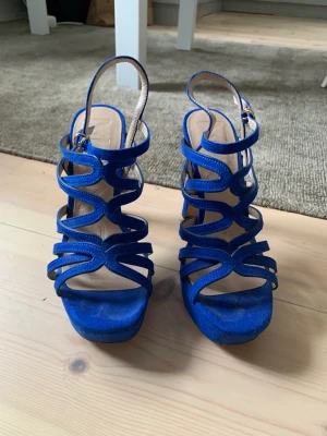 Kornblå klackskor, 36 - Klackskor i superfin kornblå färg, bara använda 2 ggr. Perfekt till fest. Klackhöjd: 12 cm, tack vare platån och lite tjockare klack är de sköna att gå i.