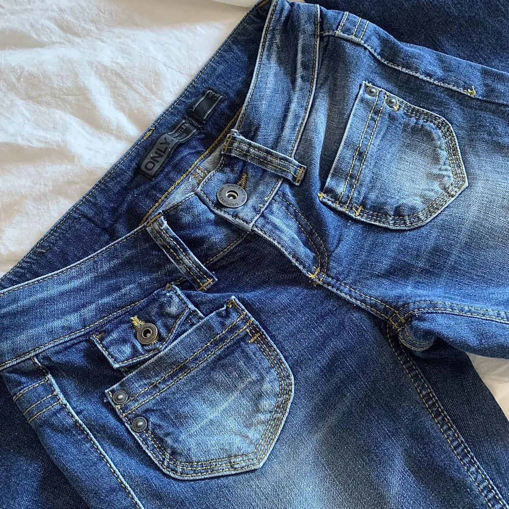Säljer så fina lågmidjade och utsvängda jeans med fickor. Mycket bra skick! De är lite korta för mig i smaken därav säljer jag de, jag är 171 cm ☺️Skriv vid frågor eller för fler bilder! 💗. Jeans & Byxor.