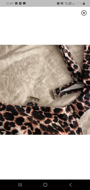 Leopard bikini överdel - En överdel som jag köpte här aldrig använd för den va för stor, skulle säga s/m i omkrets men c i kupan. Jättefin men alldeles för stor kupa för mig.