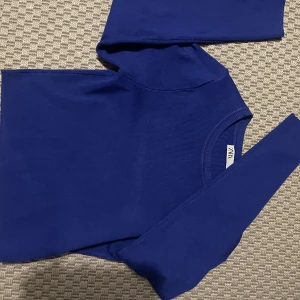 Tröja/top - Snygg topp från zara! Storlek M men passar också S väldigt bra! Knappt använd!💙