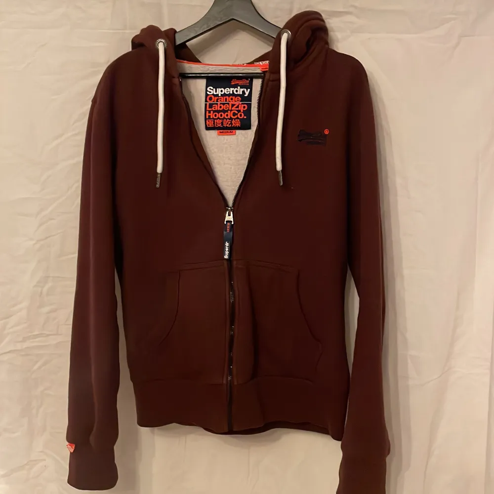 Superdry Zip hoodie. Använd i gott skick. Nypris runt 900, mitt pris 250.. Hoodies.