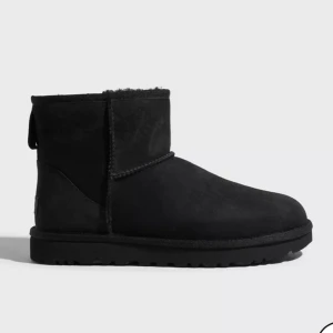 Uggs  - Säljer för har ingen behov av dem använde 2 gånger under vinte helt nytt skick köpte oxå två storlekar större vid intresse hör av nya pris 2199kr men säljer för 1500 