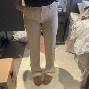 Kostymbyxor  - Skit snygga kostymbyxor från NA-KD storlek 34, med slits vid benen. Säljer pga försmå, säljer för 150kr