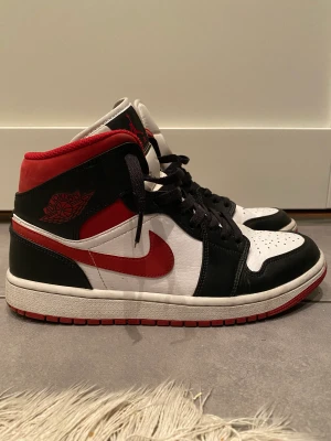 Jordan 1 mid Gym Red  - Hej! Säljer nu mina relativt använda Jordan 1 mids då jag tröttnat på dem. Hör gärna av er vid intresse/bilder! 