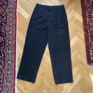 Svarta kostymbyxor - Svarta kostymbyxor utan märke. 32/33. Väl använda i bra skick. Pris: 199kr. 
