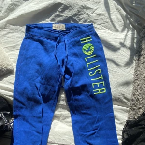 Hollister lowwaist mjukisbyxor  - Sköna mjukisbyxor från hollister i en skit cool blå färg! Säljer pga för små.  Passar 32/34. köparen står för frakt! Snabbt köp görs 