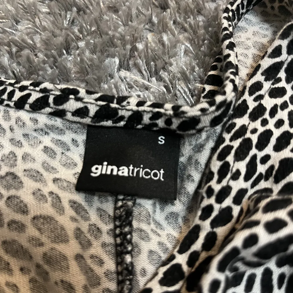 Långklänning i leopardmönster från ginatricot i storlek S, säljer då den aldrig kommer till användning längre. Köparen står för frakten . Klänningar.