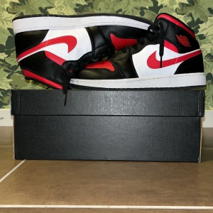 Jordan 1 mid - Kommer med crease skydd, orginal box, använda 7 gånger, ingen starloss, rengör de innan de skickas ut. 🍾PRISET INTE HUGGIT I STEN🍾