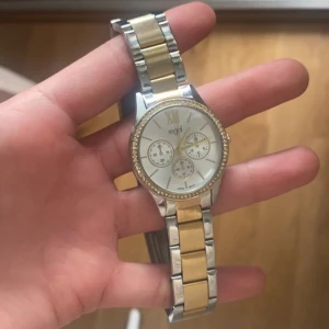 Klocka - Topp skick, klockans batteri funkar som den ska, köpt för mindre än 1 är sen