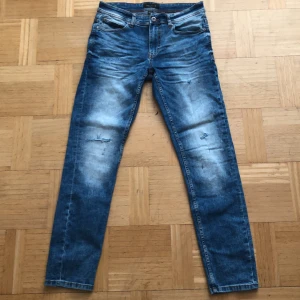 Jeans - Säljer dem här jeansen för att dem inte passar mig dem har aldrig används och är i super bra skick