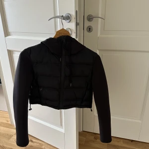 Vårjacka  - En jättefin vårjacka från Zara som jag köpte för två år sedan. Den har inte kommit till användning så mycket. Den är kroppad och ganska kort i modellen. Storlek 36 