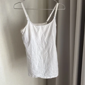 Amningslinnen  - 2 st vita amningslinnen från H&M i storlek S. Använd någon enstaka gång. Nypris 249kr för båda.