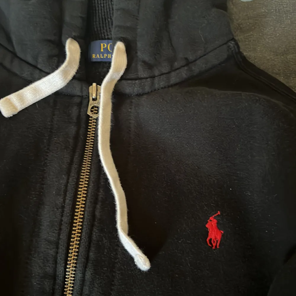 Svart zip hoodie ifrån Ralph lauren, ganska tjock i materialet. Storlek XL på tag men sitter mer som en M/liten L. Skriv vid frågor :). Hoodies.