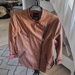 Skinjacka - Brun skinjacka från Lindex