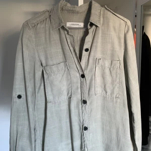 Skjorta - Fin och skön skjorta från Zara. Storlek S. Frakt tillkommer! 