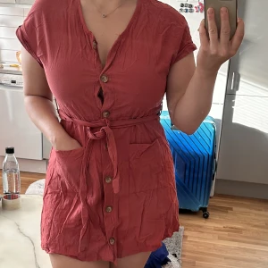 Oanvänd klänning  - Snygg klänning, typ ”dassig vinröd” Mer info på sista bilden. Jag är 172cm. Är helt oanvänd! KOLLA GÄRNA IN MINA ANDRA ANONSER, DET MESTA ÄR HELT OANVÄNT 🥰