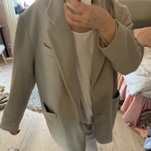 Beige kappa  - Fin beige kappa, sitter lite oversized på mig som vanligtvis är en S. 