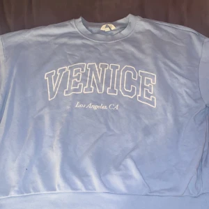 Blå tröja - Blå tröja med tryck, väldigt skönt material. Inte använd ofta 