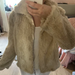 Pälsjacka  - En fin vår jacka som passar till mycket. 