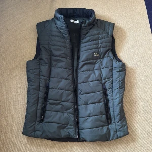 Lacoste väst - Storlek XL Men passar M-L Bra skick