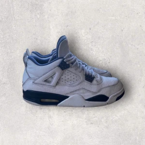 Jordan 4 Columbus  - Skick 7/10, fint skick förutom färglossning vid tårna, overall väldigt fint skick! No OG, men äkthetdgaranti givetvis. Size 41 EU / 8 US.  Skriv ett DM vid intresse eller funderingar! 50+ recensioner finns vid tvekande på äkthet. Pris kan diskuteras!🌟  