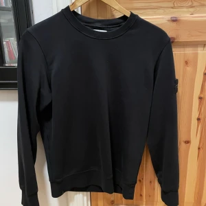 Stone Island sweatshirt  - Stone Island sweatshirt  Använd ett par gånger, fortfarande i väldigt fint skick  Storlek S