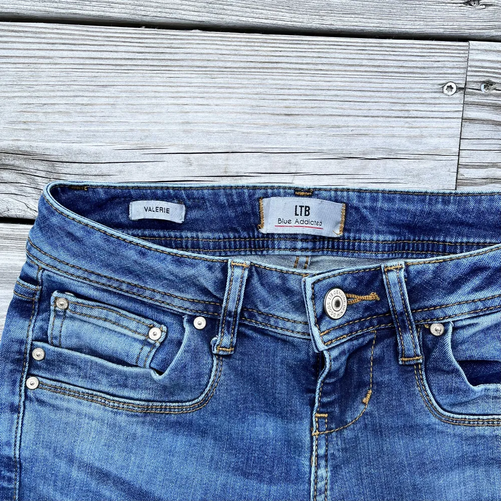 Lågmidjade jeans från ltb i den eftertraktade modellen ”valerie”. Det är i nyskick - inga defekter! Nypriset var 799 kr när jag köpte dem. Kom privat för mått. Kan gå ner i pris vid snabb affär.. Jeans & Byxor.