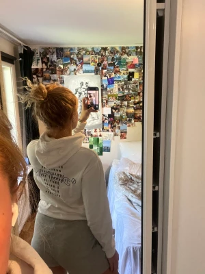 Hoodie - Hoodie med snyggt tryck på bröstet 