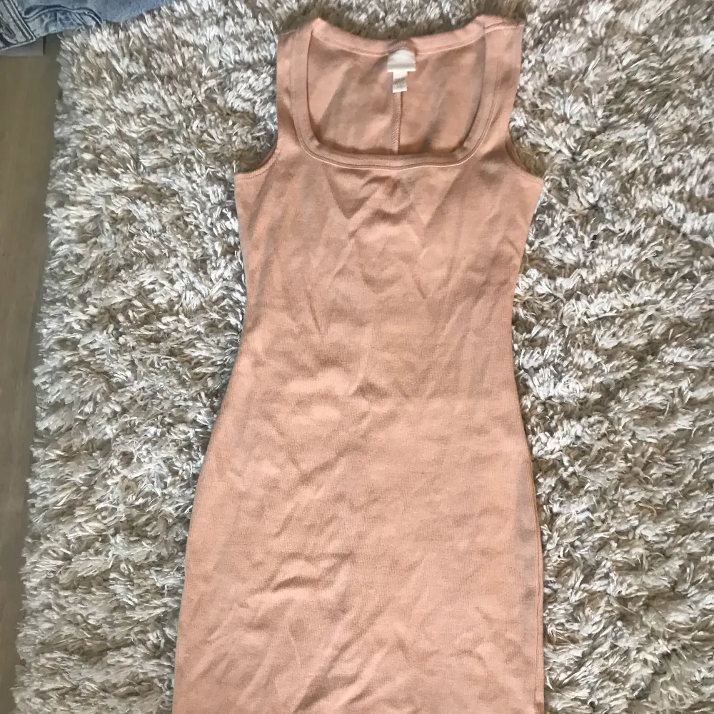 Här är en supersnygg persikofärgad tajt klänning som jag älskar. Använde den på en skolavslutning en gång, men har inte kommit till användning sen dess❤️ Kontakta för mer information, och pris kan diskuteras😙. Klänningar.