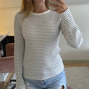 randig långärmad - använd fåtal gånger men fortfarande i bra skick, den är väldigt stretchig och bekväm