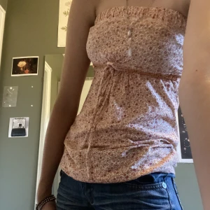 Blommig tubtopp  - Orange - röd blommig tubtopp med knyte. 