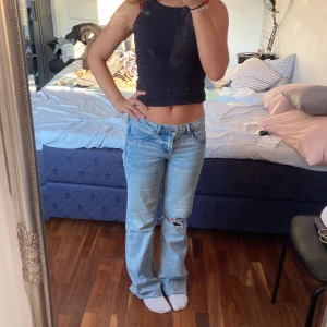 Jeans  - Säljer dessa jeans då dem är förstora. Använda en massa gånger och är uppstyda och passa mig som är 156. 