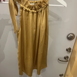 Gult satinlinne/topp  - Gult linne från Karmamia copenhagen i 100% satin. Använd 1-2 gånger. Nypris 1100kr