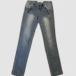 Ett par Low waisted ljusblå 2000s jeans med dragkedja fickor 🫶