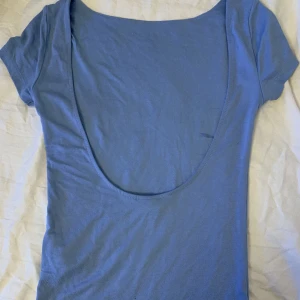 Festtopp öppen rygg - Jätte fin topp med öppen rygg. Köpte den på ginatricot för 200kr, men jag har knappt använt den🫶🏼
