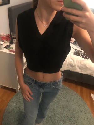 Två västar ifrån hm  - Jättefina västar i bomull som aldrig används. Lapparna på västarna är bort klippta men jag skulle säga att det är storlek s/m . Jag säljer båda för 60