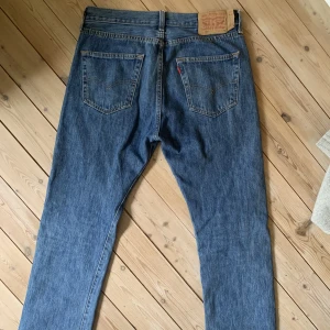 Levis jeans - Säljer dessa Levis jeans i modell 501. Dem är i bra skick och har endast används några gånger. W32 L32. Skriv om du undrar något! 
