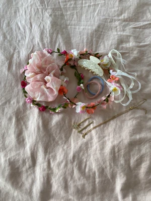 Hårsett! - Ett väldigt fint hårsett i nyskick!!🤩Jag har endast använt kransarna vid ett tillfälle!🌸