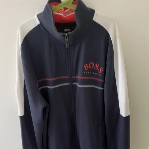 Hugo Boss kofta  - Tja! Säljer en snygg Hugo boss kofta i superbra skick. Storleken är M och jag själv har haft på mig den ett fåtal gånger.