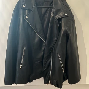 Asos-Biker jacka - Säljer min oanvända biker jacka från asos, skärp finns om man vill ha det med. Den är i storlek 40 då jag ville ha den oversized.