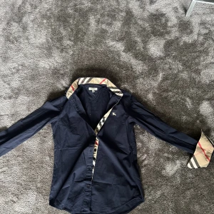 Burberry skjorta - Burberry skjorta Strl S Nyskick Självklart äkta
