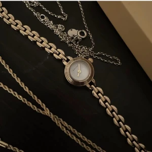 Bovou Klocka - Superfin klocka som är lika fin som ett armband/smycke🙌🏽 Köpt för 1200kr men eftersom taggen man ändrar tiden på har lossnat, säljer jag den billigt:) Pris kan diskuteras vid snabb affär