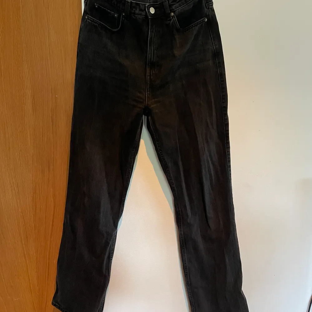 Svarta jeans från weekday. Modell rowe stl 30 i midjan. . Jeans & Byxor.